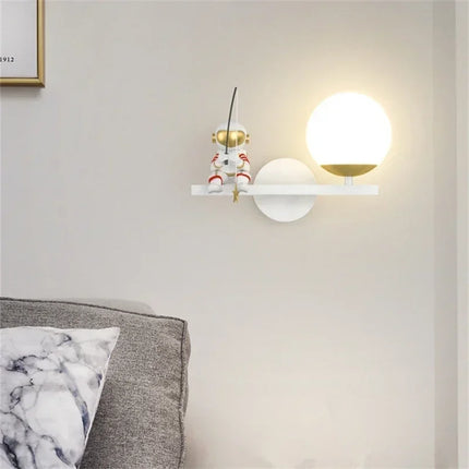 Applique Murale Moderne Enfants Lune Astronaute LED Verre Dépoli