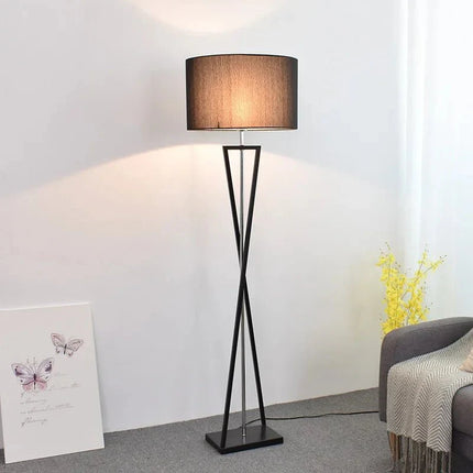 Lampadaire autoportant en fer au design nordique moderne, lumière d’ambiance intérieure - Luminous Place