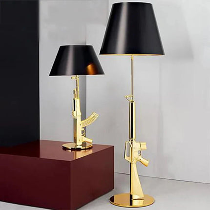 Lampadaire LED AK47 design post - moderne en métal doré, éclairage d’angle pour intérieur - Luminous Place