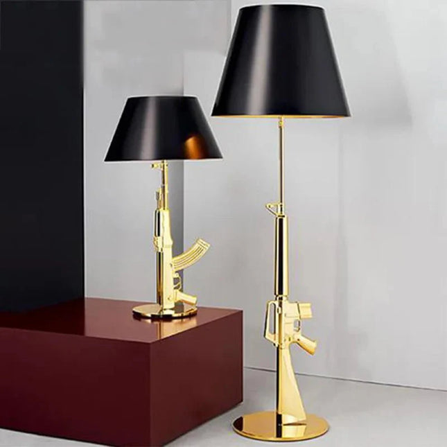 Lampadaire LED AK47 design post - moderne en métal doré, éclairage d’angle pour intérieur - Luminous Place