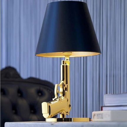 Lampadaire LED AK47 design post - moderne en métal doré, éclairage d’angle pour intérieur - Luminous Place
