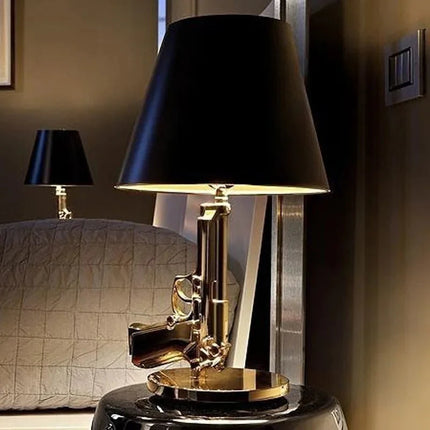 Lampadaire LED AK47 design post - moderne en métal doré, éclairage d’angle pour intérieur - Luminous Place