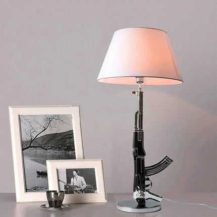 Lampadaire LED AK47 design post - moderne en métal doré, éclairage d’angle pour intérieur - Luminous Place