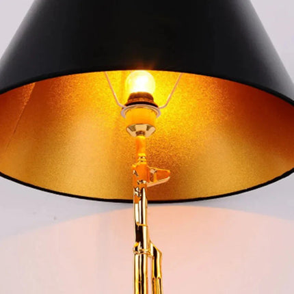 Lampadaire LED AK47 design post - moderne en métal doré, éclairage d’angle pour intérieur - Luminous Place