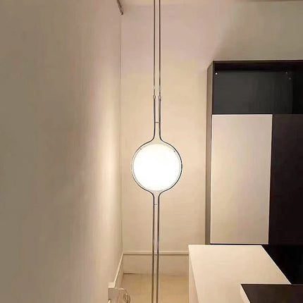 Lampadaire LED Delord design Art Déco en métal chromé et acrylique blanc, lumière d’ambiance - Luminous Place