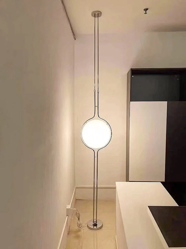 Lampadaire LED Delord design Art Déco en métal chromé et acrylique blanc, lumière d’ambiance - Luminous Place