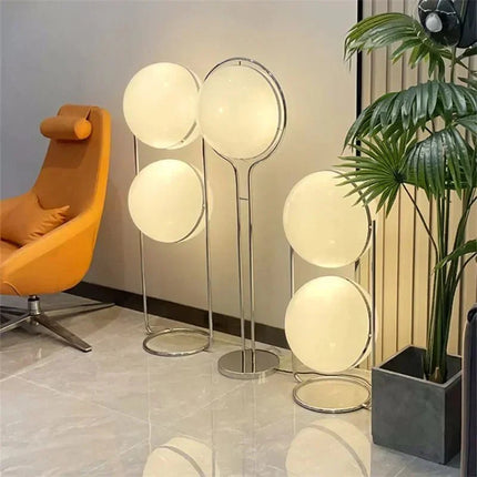 Lampadaire LED Delord design Art Déco en métal chromé et acrylique blanc, lumière d’ambiance - Luminous Place