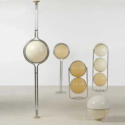 Lampadaire LED Delord design Art Déco en métal chromé et acrylique blanc, lumière d’ambiance - Luminous Place