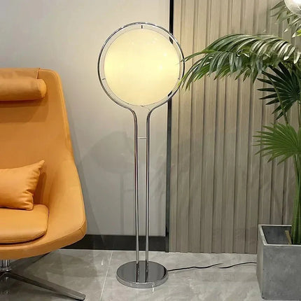 Lampadaire LED Delord design Art Déco en métal chromé et acrylique blanc, lumière d’ambiance - Luminous Place