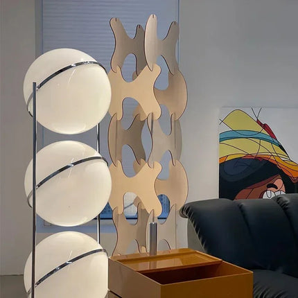 Lampadaire LED Delord design Art Déco en métal chromé et acrylique blanc, lumière d’ambiance - Luminous Place