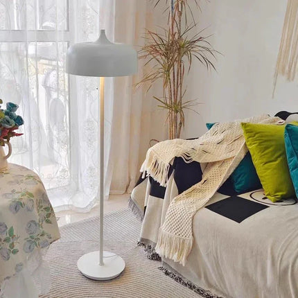 Lampadaire vintage en métal forgé, lumière chaude pour salon et chambre - Luminous Place