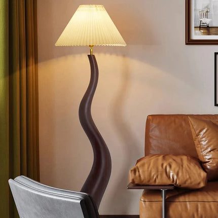 Lampadaire nordique rétro en ferronnerie, lumière chaude pour salon et chambre - Luminous Place