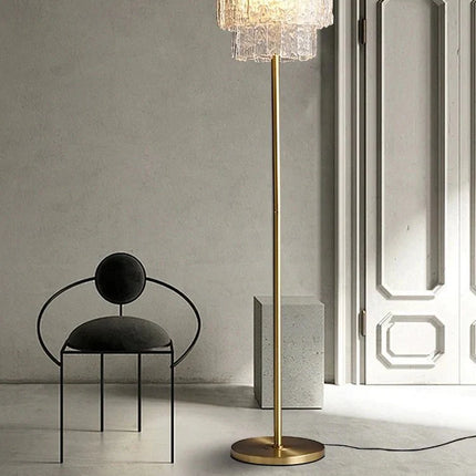 Lampadaire en laiton et verre transparent, lumière d'ambiance chaleureuse, design moderne - Luminous Place