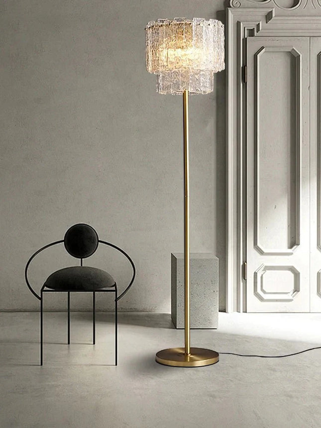 Lampadaire en laiton et verre transparent, lumière d'ambiance chaleureuse, design moderne - Luminous Place