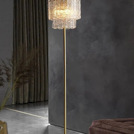 Lampadaire en laiton et verre transparent, lumière d'ambiance chaleureuse, design moderne - Luminous Place