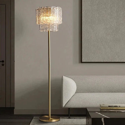 Lampadaire en laiton et verre transparent, lumière d'ambiance chaleureuse, design moderne - Luminous Place
