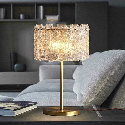 Lampadaire en laiton et verre transparent, lumière d'ambiance chaleureuse, design moderne - Luminous Place