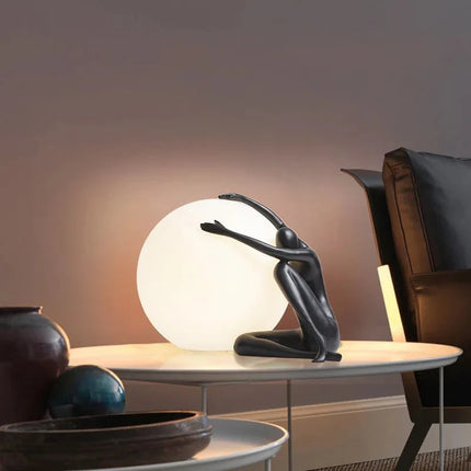 Lampe de table design sculpture humaine avec lumière décorative boule, ambiance cosy pour salon et bureau - Luminous Place