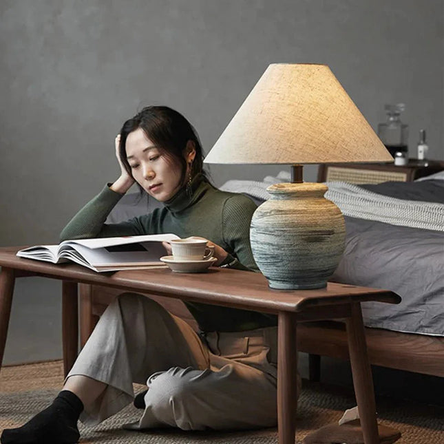 Lampe de table Upsala Ekeby en céramique rétro wabi sabi, design minimaliste pour salon et chambre - Luminous Place