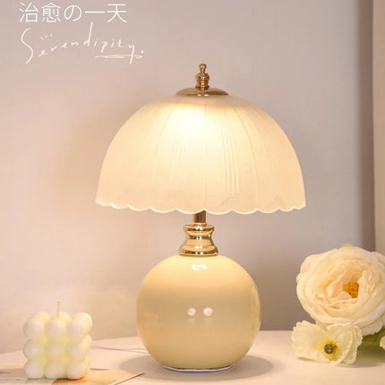 Lampe de table en verre et céramique, lumière douce pour chambre élégante - Luminous Place