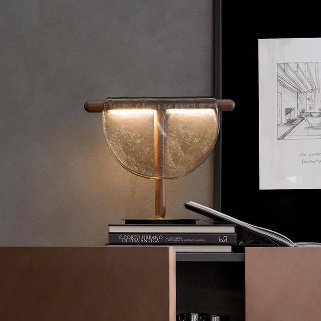 Lampe de table en verre et bois grain, lumière d’ambiance chaleureuse pour salon - Luminous Place