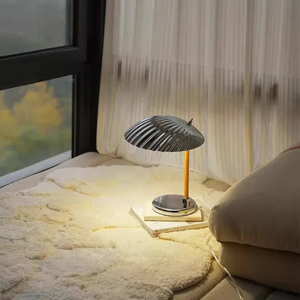 Lampe de table LED en fer style nordique en forme de coquille, lumière d’ambiance chaleureuse - Luminous Place