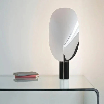 Lampe de table nordique moderne en métal, lumière LED douce pour bureau et chambre - Luminous Place