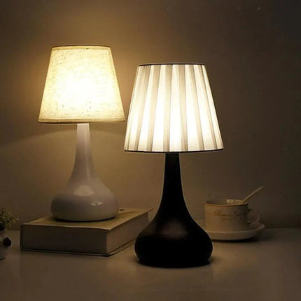 Lampe de table moderne en métal noir avec lumière LED chaude rétro - Luminous Place