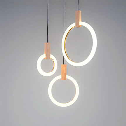Suspension en bois massif design moderne pour salon et escalier