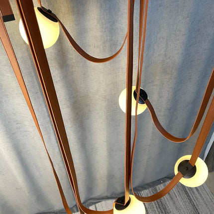 Suspension Art déco en verre blanc avec ampoules G9 pour intérieur élégant