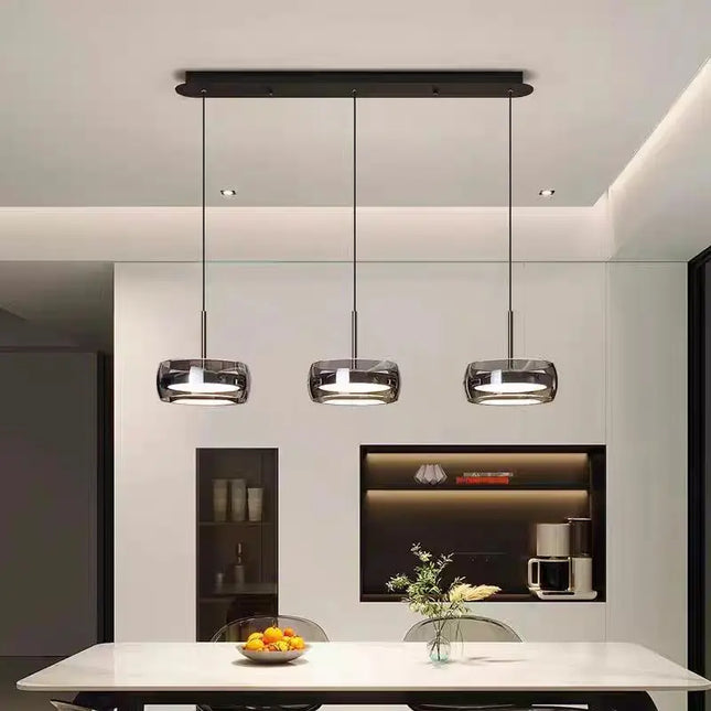 Suspension en verre gris fumé et métal doré, lumière LED chaleureuse, design moderne minimaliste