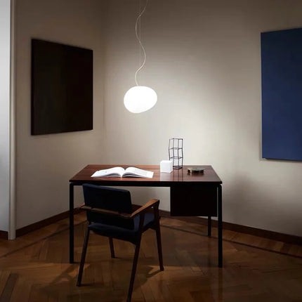 Suspension LED en verre blanc Gregg, design moderne pour villa et escalier