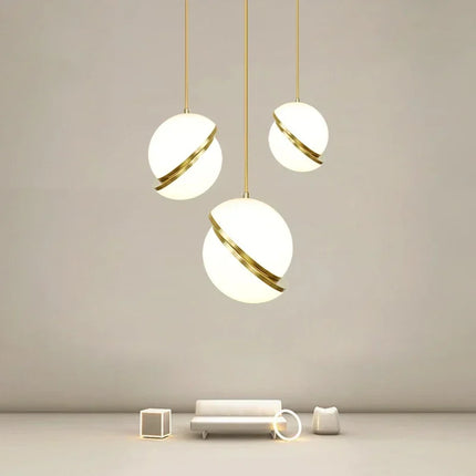 Suspension nordique à 73 boules en acrylique doré pour intérieur élégant