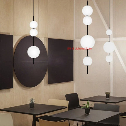 Suspension lustre verre blanc LED 4 têtes boule ronde design moderne