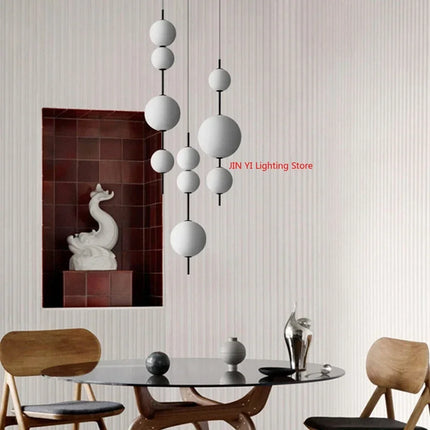 Suspension lustre verre blanc LED 4 têtes boule ronde design moderne