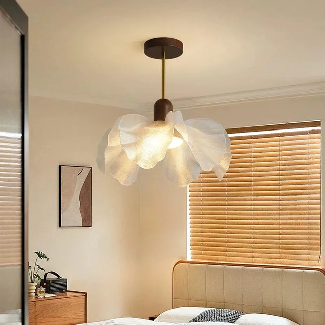 Suspension florale moderne en métal chromé, lumière chaude et design pétale pour intérieur élégant