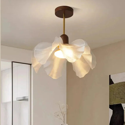 Suspension florale moderne en métal chromé, lumière chaude et design pétale pour intérieur élégant