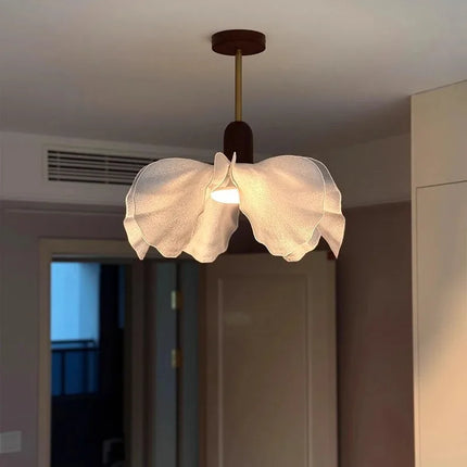 Suspension florale moderne en métal chromé, lumière chaude et design pétale pour intérieur élégant