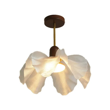 Suspension florale moderne en métal chromé, lumière chaude et design pétale pour intérieur élégant