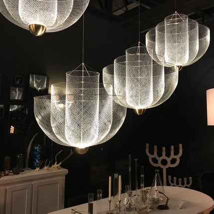 Suspension Artpad en métal chromé à grille, lumière LED chaude, design contemporain