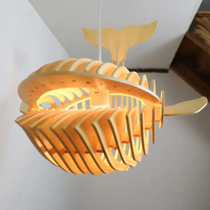Suspension en bois design poisson E27 pour ambiance cosy et élégante