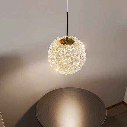 Suspension boule ronde en cristal avec lumière chaude pour salle à manger