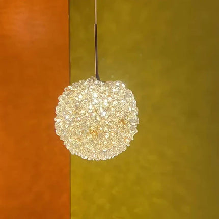 Suspension boule ronde en cristal avec lumière chaude pour salle à manger