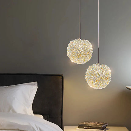 Suspension boule ronde en cristal avec lumière chaude pour salle à manger