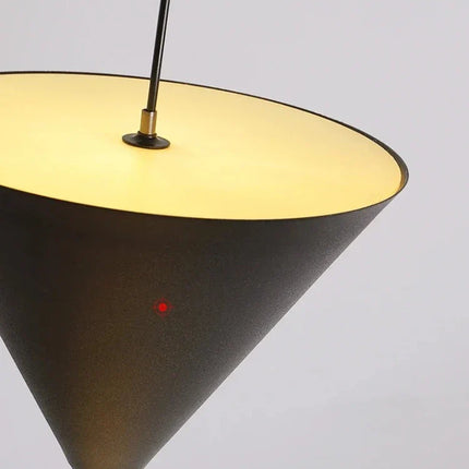Suspension LED minimaliste cône en métal noir et blanc pour chambre et hôtel