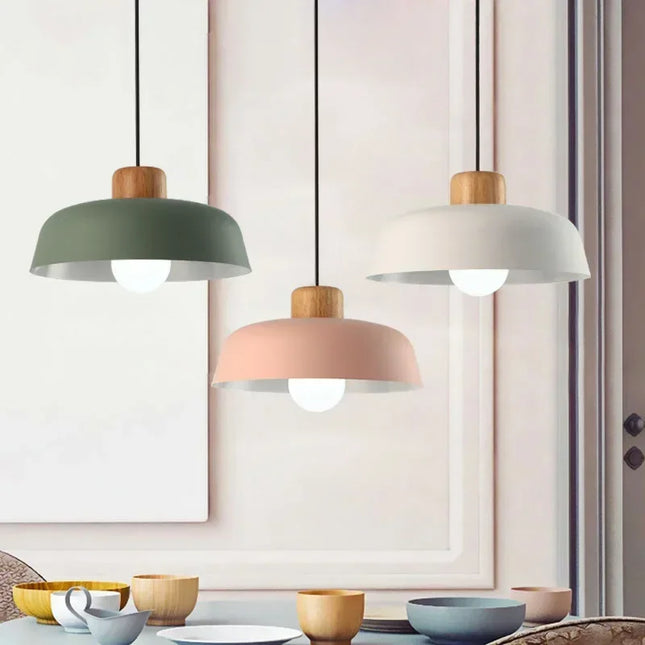 Suspension design nordique moderne en aluminium, lumière chaude et ambiance cosy