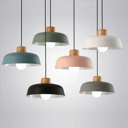 Suspension design nordique moderne en aluminium, lumière chaude et ambiance cosy