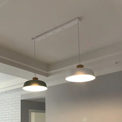 Suspension design nordique moderne en aluminium, lumière chaude et ambiance cosy