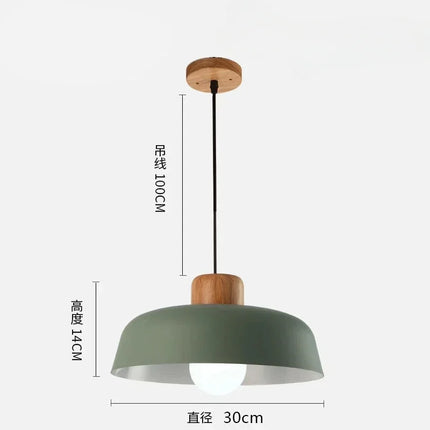 Suspension design nordique moderne en aluminium, lumière chaude et ambiance cosy