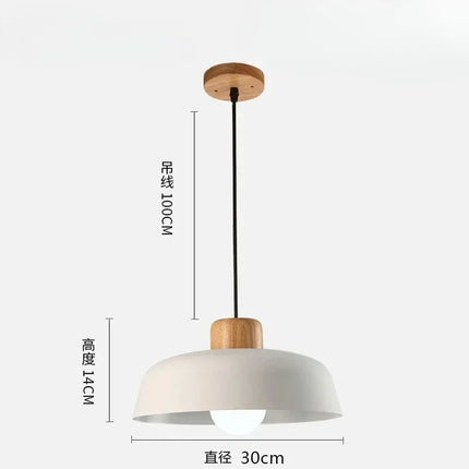 Suspension design nordique moderne en aluminium, lumière chaude et ambiance cosy